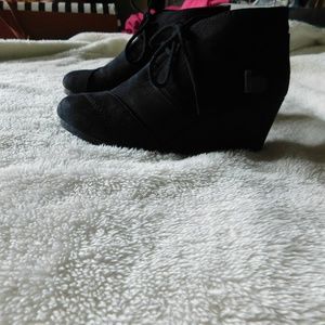 route 66 black wedge shoes